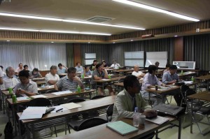 真剣に講演を聞く米歯会員