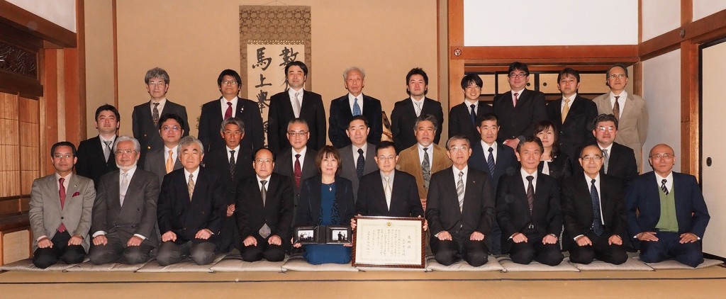 足立幸一郎君を囲んで法務大臣感謝状受賞祝賀会の参加者