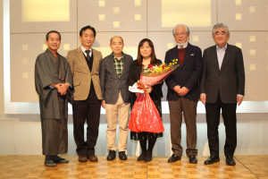 5名の歴代会長から花束贈呈された金子実枝子さん