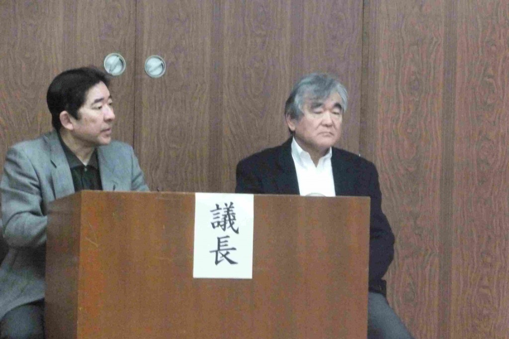 議長を務めた中川相談役と三條君