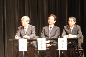 総会にのぞむ置賜地区３歯科医師会会長