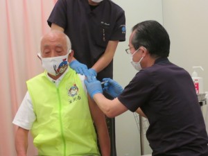 ワクチン接種する鈴木会長 (2)