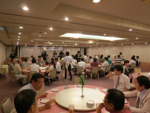 各テーブルで交流がはかられ