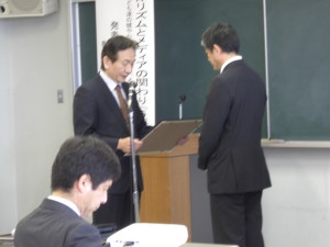 良い歯の学校表彰をおこなう林会長