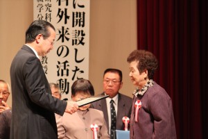 鈴木基会長から表彰をうける8020達成者