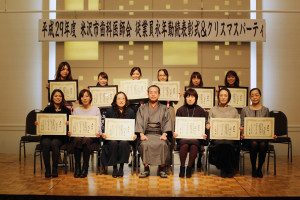鈴木基会長とともに永年勤続者表彰記念写真
